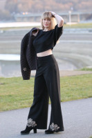 Vyšívaný crop top Čierna elegancia