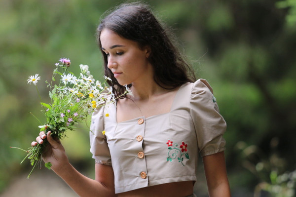 Vyšívaný crop top Vodná...